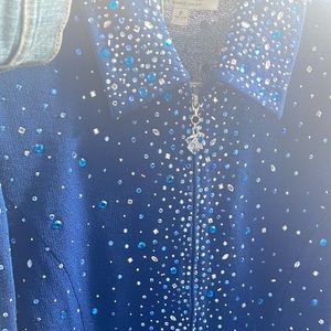 St John 2 piece suit. Skirt size 6 & jacket size 6. Suit has a lot of stretch.